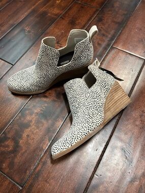 TOMS - NWT Kallie Women’s Wedge Ankle Boot in Black & White Spot Size 7 1/2
